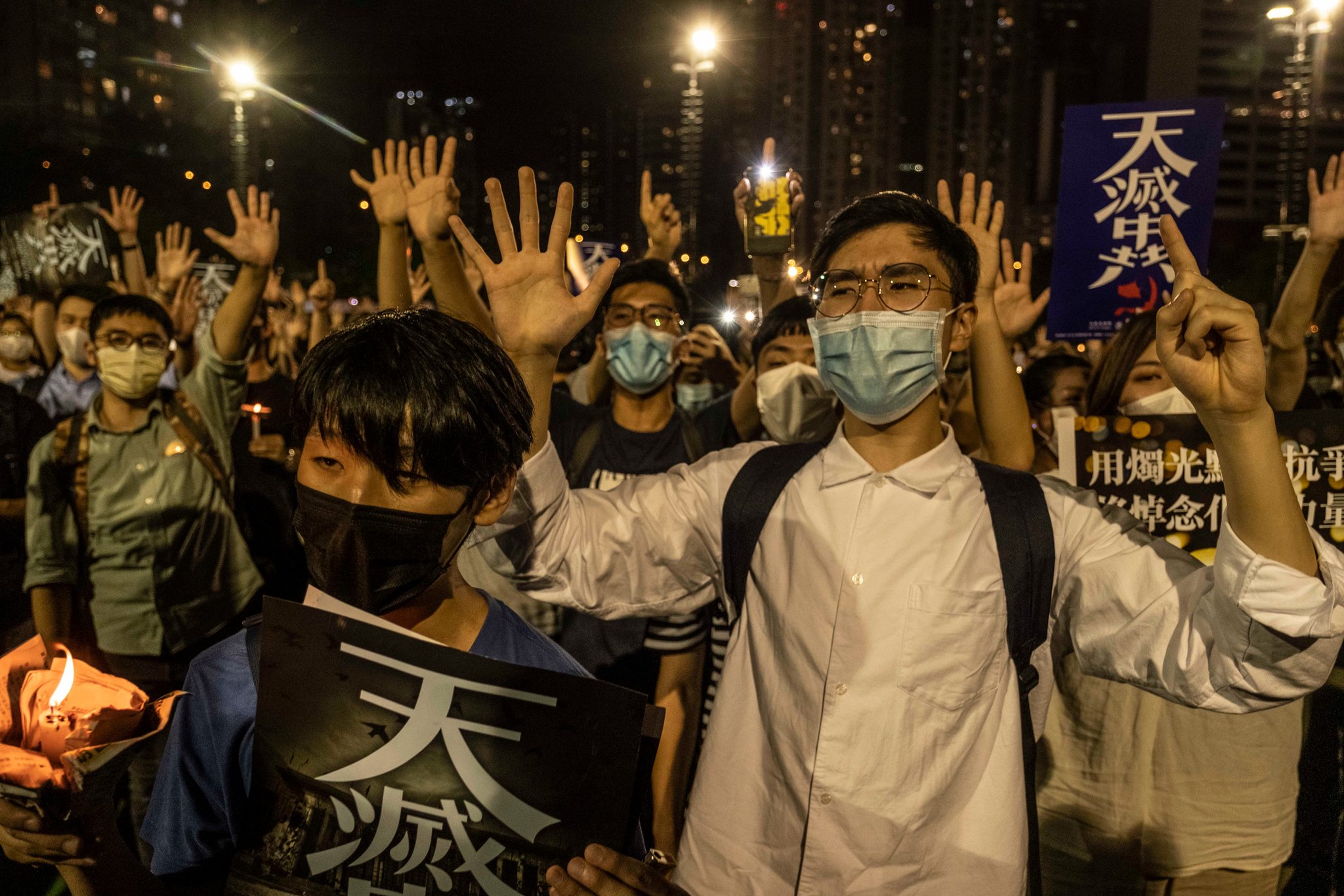 Defying Beijing, Thousands in Hong Kong Hold Tiananmen Vigil